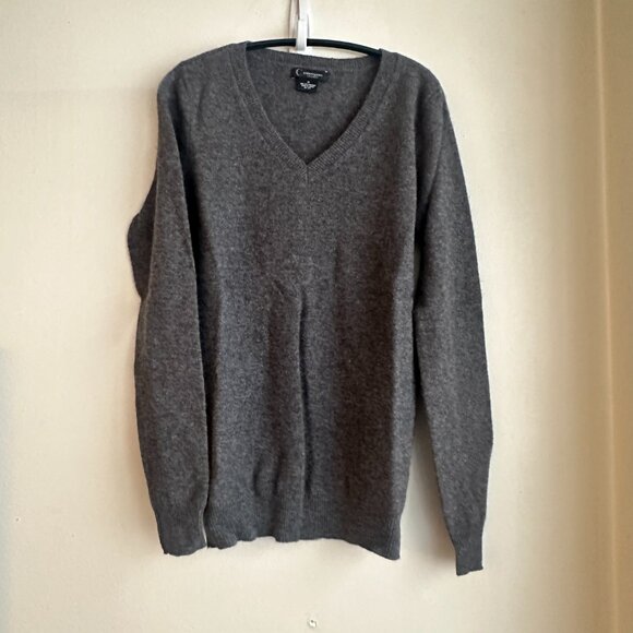 C by Bloomingdale's grey v-neck 2-ply cashmere sweater. Good condition. Size XS. - Picture 2 of 9